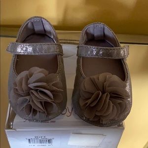 Baby girl dressy shoe in grayish metallic sz 1.